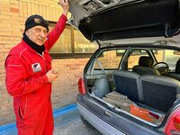 修理工としてフェラーリを崇拝するピーノさん。いっぽうで、足グルマは乗れなくなるまで使うのが彼の流儀である。