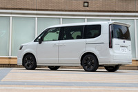 装備の充実度を考えると、やはり「スパーダ」より上のグレードを選ぶべきだ。パワートレインは好みに応じて選択していいだろう。(写真:向後一宏)