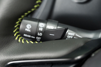 トヨタのハイブリッドモデルでは省かれることが多いシフトパドルは、新型「フォレスター」では全車に標準装備。左パドルを一度引いたときの減速感が強く、よく考えられている。