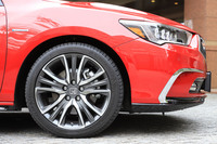 「レジェンド」には、19インチの「ノイズリデューシングアルミホイール」が装着される。リム周辺を中空構造とすることで、走行時に発生する中周波のロードノイズが低減されている。