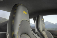 4Way電動スポーツシートのヘッドレスト部には「911」の刺しゅうが施される。