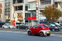 国道246号線 表参道付近を行く「スズキ・ツイン」。最低でも車齢18年ということになる。開発の志としては、今でも評価に値するクルマであると筆者は信じている。