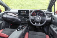 インテリアデザインは従来モデルを踏襲。赤と黒によるNISMOの世界観を存分に味わえる空間に仕上がっている。