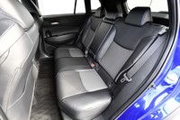 上級グレード「Z」のシートは、本革とファブリックのコンビ仕立てとなっている。後席(写真)にもリクライニング機構が備わる。