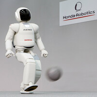 2011年には大幅に進化した新型が登場。走ったりボールを蹴ったりできるようになったほか、複数のセンサーから得た情報をもとに周囲の人の動きなどを推定する「外界認識」、人の操作の介在なしに自ら次の行動を判断する「自律行動生成」などの機能を実現していた。