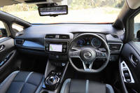 「e+」のグレードは、スタンダードな「X」と上級グレード「G」の2種類。後者には「プロパイロット パーキング」や電動パーキングブレーキ、プラズマクラスター搭載フルオートエアコンなどが標準装備される。