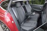 ステーションワゴン化により、5ドアハッチバック車よりも後席のヘッドクリアランスが40mm拡大している。