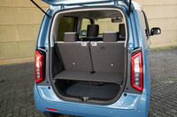 荷室は耐荷重50kgのフロアボードで上下に2分割。荷室側からでもシートのスライドや格納ができるよう、工夫がなされている。