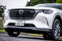 「CX-80 XD Lパッケージ」のフロントマスク。フロントグリル隅に備わる縦の3本線が並ぶマスコットはCX-80専用のデザイン要素である。マツダの営業部門からの「CX-80とわかるアイコンがほしい」との要請で、追加したものだという。