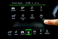 インフォテインメントシステムは、他のマセラティ車にも搭載される最新世代のものにアップデートされた。8.4インチのタッチスクリーンと、センターコンソールのダイヤル式コントローラーによって操作する。
