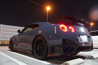 巨大なリアウイングはもちろん、トランクリッドもカーボン製。ひと目でただものではないとわかるはずなのだが、首都高を流していたわれわれの「GT-R NISMOスペシャルエディション」を、激しくアオり倒してくるマシンが現れた。