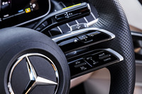 ACCの操作スイッチは、ステアリングホイール右側に位置するツインスポークスポークの下部に集中レイアウトされている。スイッチは静電容量式で、機能的な配置。ハンドルを握りながら親指だけで操作が行えた。