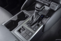 ドライブモードセレクターやマルチテレインセレクトなどは備わっておらず、センターコンソールまわりには空き地が多い。カッコよさや雰囲気で“250”を選ぶならこのほうが操作に迷わなくていいかもしれない。