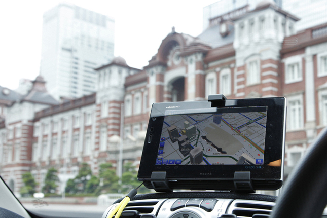 出発地点の東京駅前にて。今回テストに用いた端末は、Android OS4.0を搭載するドコモの「MEDIAS TAB N-06D」(現在は生産終了)。