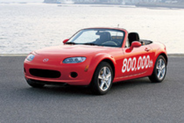 「マツダロードスター」の 80万台目ラインオフ車