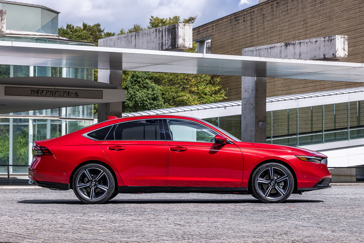 伸びやかなシルエットを描く新型「アコード」のサイドビュー。印象としてはデカい「シビック」だが、カッコいいのは確かである。