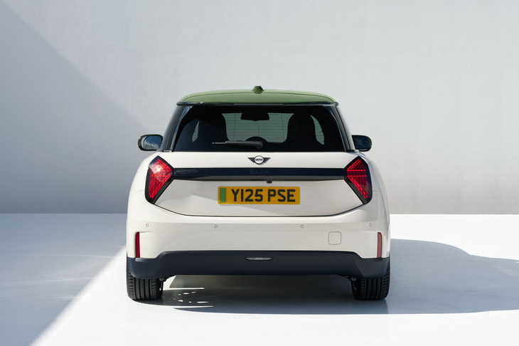 「MINI」のエンブレムには専用色となる「ブラックブルー」が用いられている。