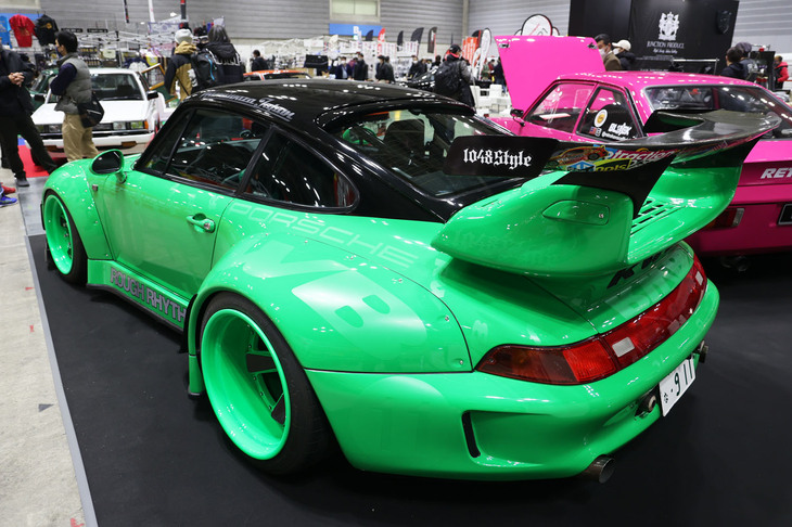 モディファイされた「ポルシェ911」を中心に展示していたカミワザジャパン。この993型は「車幅が有料道路のゲートギリギリ(笑)」という超ワイドなリアトレッド/オーバーフェンダーで見る者を驚かせた。