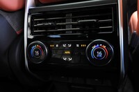 後席には左右独立しての温度調整が可能なオートエアコンを採用。3段階で温かさを調整できるシートヒーターなども装備される。