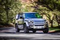 「90」や「110」と同じく、軽量なアルミニウムのモノコック構造ボディー「D7x」を採用。サスペンションはフロントがダブルウイッシュボーン式、リアがマルチリンク式となる。