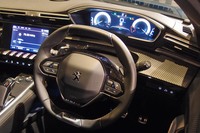 上端と下端が平らなステアリングホイール。そのリムよりも上から見るメーターパネルも特徴的。