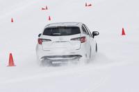 FWD仕様の「トヨタ・カローラ ツーリング」で雪上特設コースを試走。前後方向のグリップ力に不満はなく、アクセルペダルをジワリと踏み増すことで、難なく速度をアップさせることが可能であった。
