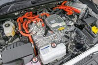 ボンネットの下にはFCスタックユニットなどが搭載されている。