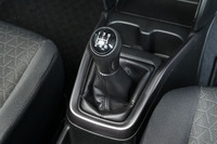 5段MTのギア比は先代「スイフト」のそれと共通。デファレンシャルギアの最終減速比も同じだ。