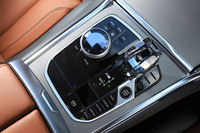 コンソールまわりの基本デザインは「3シリーズ」などと同様ながら、内部に「8」のロゴが刻まれたクリスタルガラスのシフトノブや、金属製のダイヤルなどは「8シリーズ」専用装備。