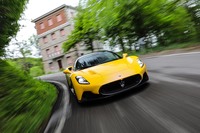 カーボンモノコックシャシーに自社開発のV6ツインターボエンジンをミドシップした「マセラティMC20」の試乗記をイタリアよりお届けします。(photo:マセラティ)