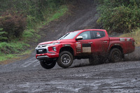 競技車両の開発に際しては、ボンネットや前後のドア、内装などを軽量化。2.4リッターディーゼルエンジンには軽量化とフリクションロスの低減を主眼に改良を加えており、ラリーで多用する中速域での応答性を高めている。