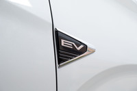中国メーカーが新規車種を投入するなど、にわかに盛り上がりを見せてきた軽EVマーケット。そのなかでも三菱は、2009年登場の「i-MiEV」で市場を切り開いたパイオニアといえる。