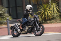 悪路での操作性を考慮し、他のモデルよりハンドポジションが2インチ高いアルミハンドルバーを装備。アップライトなライディングポジションは、オンロードでの快適性にも寄与する。