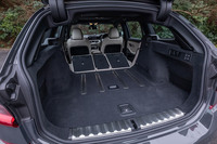 後席の背もたれをすべて前方に倒した荷室の状態。容量は従来型比で10リッター増え、1510リッターとなっている。オプションのコンフォートパッケージが選択された試乗車には、荷物が滑りにくくなるというアンチスリップレールシステムが備わっていた。