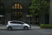 2013年9月にデビューした、第3世代の「ホンダ・フィット」。2014年6月のマイナーチェンジでは、安全装備が強化されるとともに、デザインや乗り心地、静粛性が見直された。