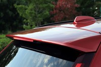 ルーフエンドには大型スポイラーが備わっている。