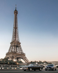 ジャガーの創業者、サー・ウィリアム・ライオンズがステアリングを握ったというシリーズ1の「XJ」(左)と、最新の「XJ50」(右)。