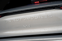テールゲートのど真ん中には「DS AUTOMIBILES」と「N°4」の文字が上下に重ねて記されている。日本での知名度は今ひとつのはずだが、これなら安心だ。