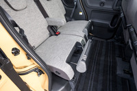 フラップを上に向けると座面に乗せた荷物のストッパーに。横方向の移動はセンターアームレストが受け止めるという仕掛けだ。