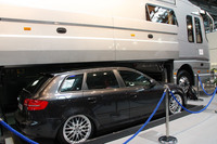 2010年に独デュッセルドルフの「キャラバンサロン」で。車両1台を床下収納可能な「ボルボ・トラック」をベースにしたモーターホーム。