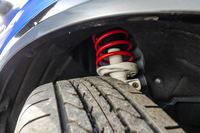 サスペンションのセッティングは、FF車ではより旋回性能を重視したもの、4WD車ではより快適性を重視したものとなっている。