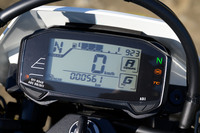 軽量・コンパクトな新設計の液晶インストゥルメントパネル。モノクロのシンプルなものだが視認性は非常に良好だ。画面右端にはセレクト中のライディングモードやトラクションコントロールのモードが表示される。