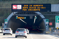 高速道路で。事故を知らせる電光掲示板。2020年撮影。