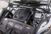 「マカンT」のエンジンは最高出力265PS、最大トルク400N・mを発生する2リッター直4ガソリンターボ。動力性能は、0-100km/h加速が6.2秒、最高速が232km/hと公称されている。