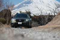 十分な最低地上高や、大きなアプローチ/ランプブレークオーバー/ディパーチャーアングルも新型「レガシィ アウトバック」の特徴。スバル自慢の4WD機構とも相まって、SUV顔負けの悪路走破性を披露する。