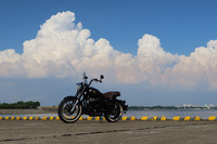 残暑らしい立派な入道雲と。この日は最高気温は37℃と暑さが厳しかったが、予想したほどの苦もなくライディングを楽しめた。