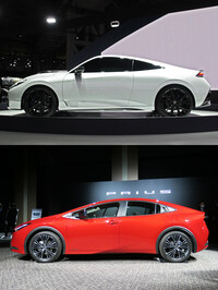 サイドビューを見ると、両者の違いは非常に顕著だ。シルエットは「プレリュード」が前がかりなのに対して、「プリウス」は重心が後ろ寄り。ボディーにみるプレスラインの引き方やパネルのRのかかり具合なども、全く異なっている。ドアパネルの陰影の具合を見ても、プレリュードは硬質、プリウスはふくよかな印象だ。