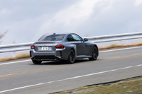 足まわりには減衰力可変型のMアダプティブサスペンションを装備。減衰力は3段階から選べるが、どれを選んでも乗り味はハードだ。