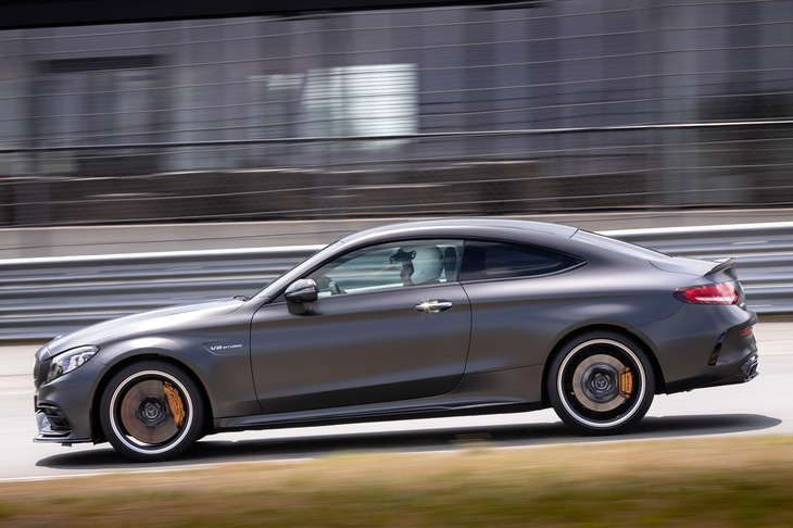サーキットでは「C63 Sクーペ」にも試乗した。DTM参戦車両のベースとなっているモデルだ。