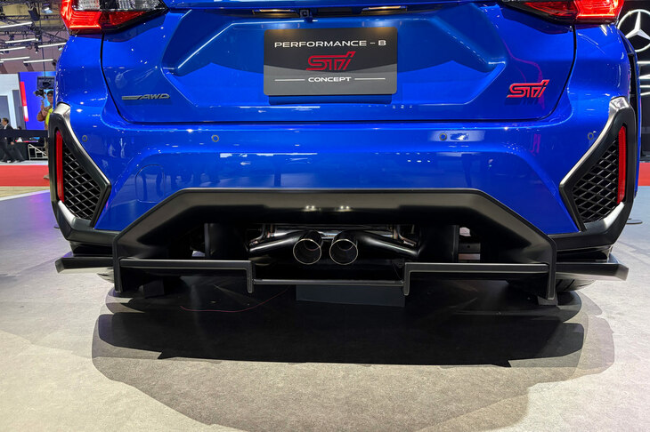 マフラーはセンター2本出し。ディフューザーも配される。